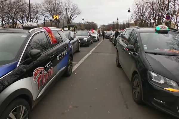 Quelque 500 taxis rassemblés devant l'Assemblée nationale le 3 décembre.