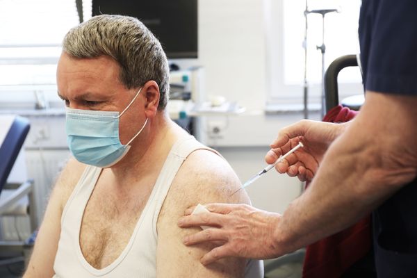 Un homme en train d'être vacciné contre le covid-19. Photo d'illustration