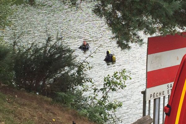 Les équipes de plongeurs ce matin au barrage de Vezins