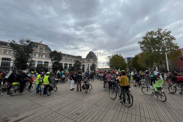 Les cyclistes sont partis de Toulouse vers 10h30 mercredi matin, en direction de Verfeil.