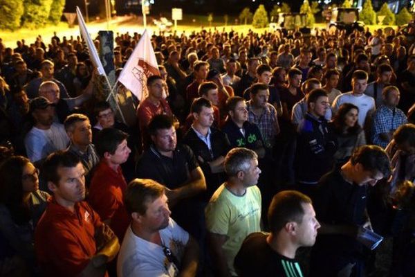 Le blocus de Lactalis à Laval ce 22 août 2016 par les éleveurs laitiers du grand Ouest