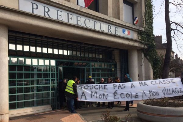 Les syndicats d'enseignants et les parents d'élèves se mobilisent contre la fermeture d'une vingtaine de classes dans l'Allier. 