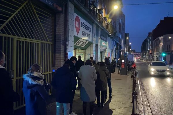 Tôt ce matin, de nombreux Lillois patientaient à l'extérieur de ce centre de dépistage de Wazemmes pour se faire tester.