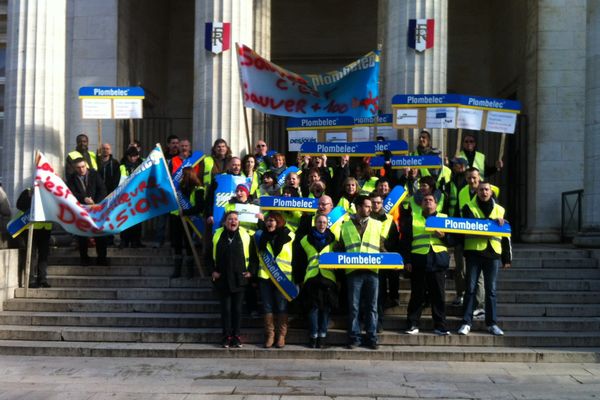 Une cinquantaine de salariés de Plombelec devant le tribunal de commerce d'Orléans, ce vendredi 27 février 2015.