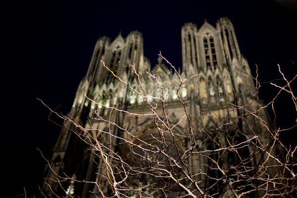 Le rassemblement nocturne s'est tenu en partie au pied de la cathédrale Notre-Dame de Reims, toute illuminée.