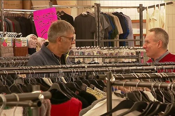 Jean-Marc Marionnaud (à gauche) et Alain Lautey (à droite) dans leur magasin commun à Confolens (Charente)