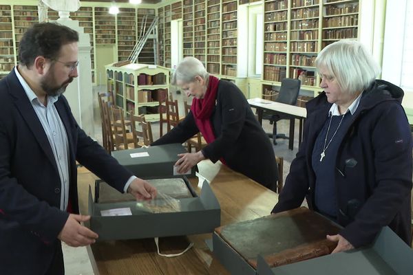 Les bénévoles qui gèrent la bibliothèque historique de Viviers lancent un appel aux dons pour sauver et restaurer une bible polyglotte rare du 17e siècle.