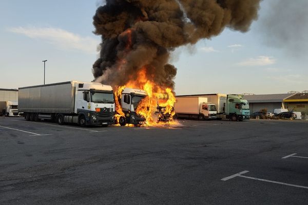 Trois camions ont été détruits par les flammes sur un parking avenue des Deux fontaines à Metz, dimanche 15 septembre 2024.