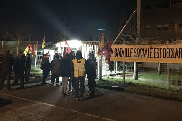 Action de "sensibilisation" ce lundi matin à l'usine PSA de Cormelles-le-Royal menée par les opposants à la réforme des retraites