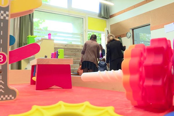 Une unité d’enseignement maternelle autisme (UEMA) a ouvert dans l’école de La-Tour-du-Crieu en Ariège. Elle peut accueillir 7 enfants atteints de TSA dans une classe aménagée pour eux et encadrée par 6 adultes.