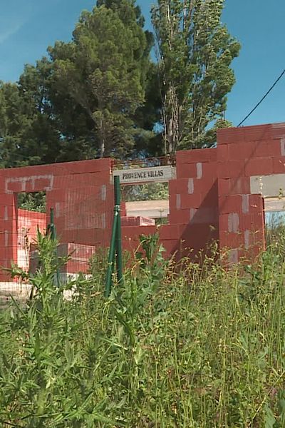 Chantier de maison inachevé à Bagnols-sur-Cèze (Gard) après le dépôt de bilan de la société de l'imam expulsé Mahjoub Mahjoubi.