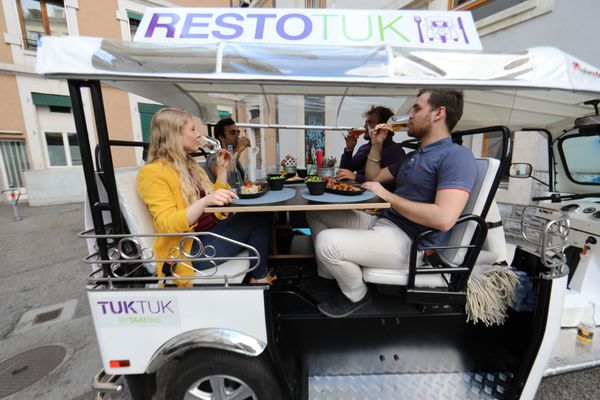 Découvrir la ville, en déjeunant, dans un tuk tuk ambulant