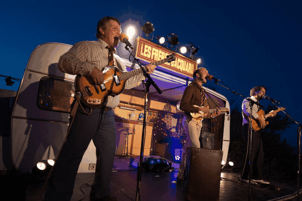 Les frères Jacquard, trio de musiciens improbables proposent de jouer "Ze new bamboche" quai 6 à Léry-Poses le 15 juin à 21 heures.