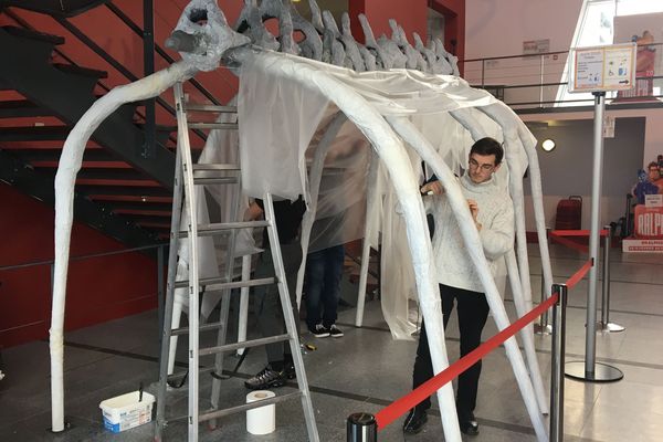 L'installation (ici, en montage) a été voulue comme une expérience avant d'entrer dans la salle de cinéma.