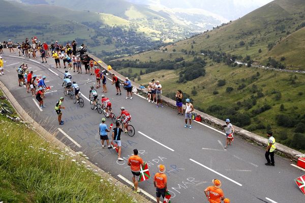 Le Tour dans la montée du col du Portet