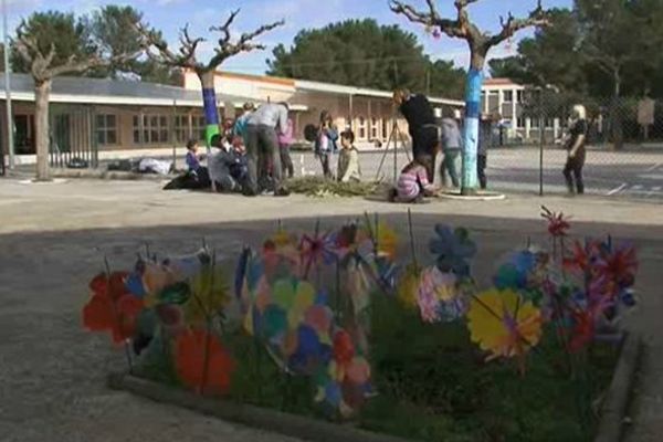 Elèves français et enseignants finlandais, espagnols, britanniques et belges décorent ensemble la cour de l'école Condorcet à Jacou dans l'Hérault -13/02/2014