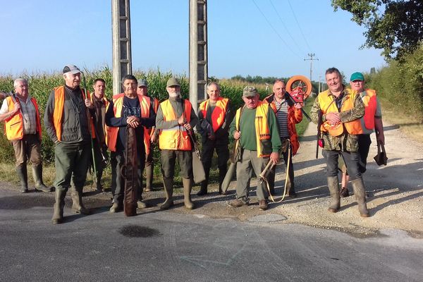 Rassemblement de chasseurs avant le départ pour une battue aux sangliers - Viglain (Loiret) - 19 août 2018