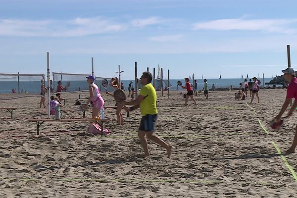 Une plage bondée, ce dimanche 20 octobre à Palavas-les-Flots, dans l'Hérault. Les vacances de la Toussaint  sont de plus en plus prisées dans le sud.