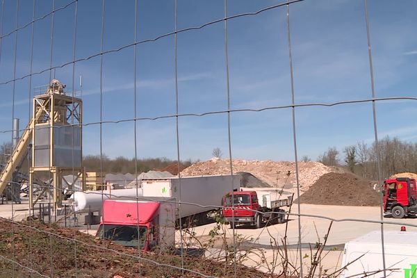 La centrale à bitume est en cours de construction mais les opposants ont constaté que la production a commencé sans que les normes de sécurité et de protection de l'environnement ne soient validées redoutent-ils.