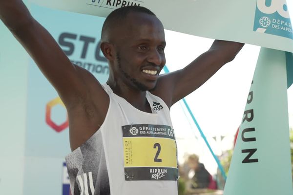 Japheth Kosgei est le premier à avoir franchi la ligne d'arrivée ce dimanche.