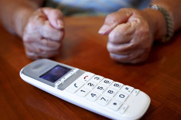 Dans le Cantal, le téléphone fixe est bien trop souvent aux abonnés absents. Face à de nombreuses coupures du réseau, les élus de ce département rural ont décidé de donner de la voix.