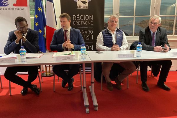 Signature d'une convention pour aider le secteur de la pêche et la conchyliculture bretonne