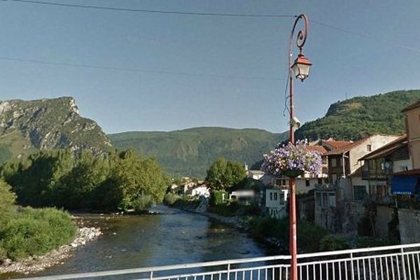 La voiture des deux octogénaires s'est échouée après le pont (image d'archives)