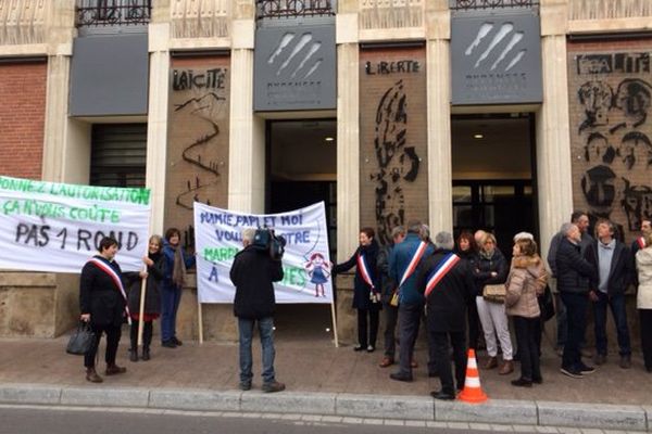 Le conseil municipal de Fourques manifeste devant le conseil départemental qui se réunit en session ce lundi matin, ils veulent faire bouger les lignes concernant le projet de création de marpa - 27 février 2017