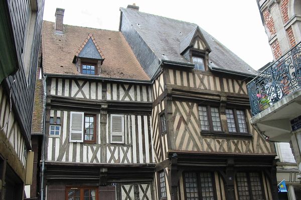 Dans l'Eure, à Bernay, un peu de grisaille matinale ou un voile d'altitude l'après-midi ne gâcheront pas un ressenti estival.