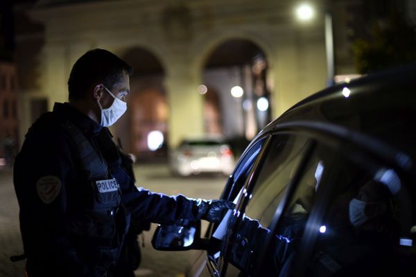 A compter du 15 décembre, si vous vous déplacez de nuit, il vous faudra remplir une attestation pour circuler durant le couvre-feu qui s'applique dans toutes les communes de France. 