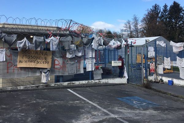 Devant le site d'Arjowiggins de Jouy-sur-Morin en Seine-et-Marne.