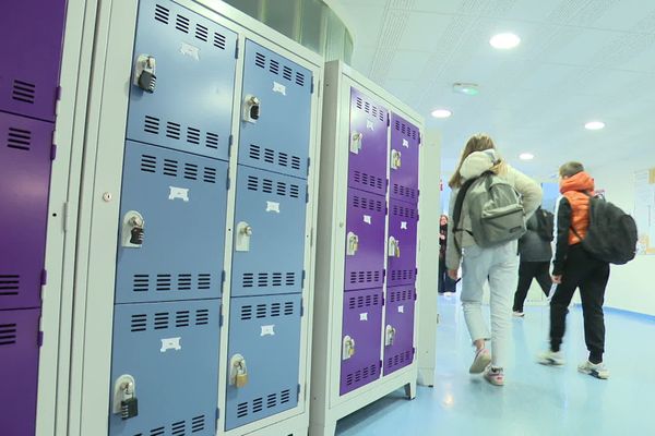 Dans les couloirs du collège Maréchal Leclerc De Hauteclocque à Beaucamps-le-Vieux, dans la Somme, les effets de l'interdiction du portable sont bénéfiques selon la vie scolaire.