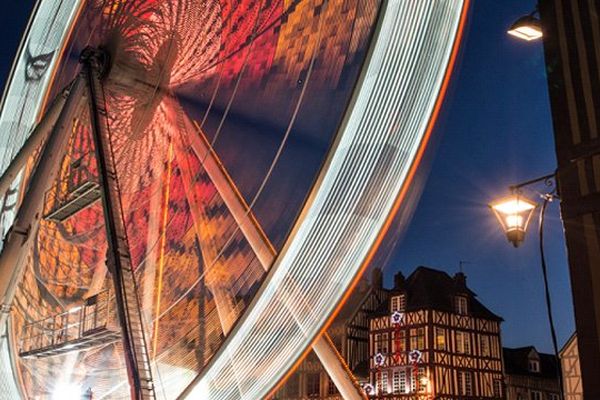 La grande roue installée sur la place du Vieux Marché à Rouen.