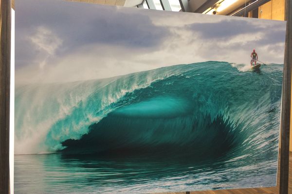 Les photographies de Tim McKenna présentées au Brest Surf Film Festival. Ici Vetea David sur la vague Teahupoo