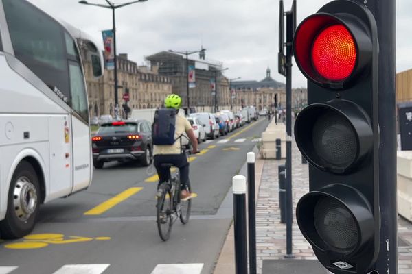 Sur les quais, la circulation est amputée d'une voie au profit des vélos, du pont de pierre aux allées Munich.