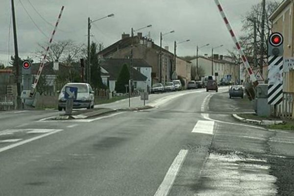 Au passage à niveau du Pallet, une voiture passe en force sous les barrières en cours d'abaissement... devant le radar le 4 février 2013