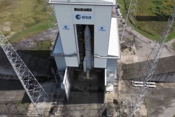 Les tout derniers préparatifs sont réalisés sur la base de lancement de Kourou, en Guyane.