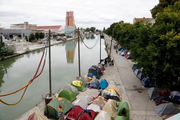 Entre 1 500 à 2 000 personnes sont installées dans des conditions précaires à Aubervilliers, sur les rives du canal Saint-Denis.