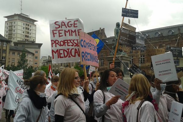 Manifestation des sages-femmes Place Kléber à Strasbourg