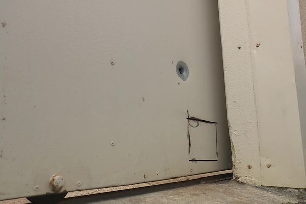 L'impact d'une balle de fusil est encore visible sur le portail. Le tir remonterait à la nuit du dimanche 7 avril.