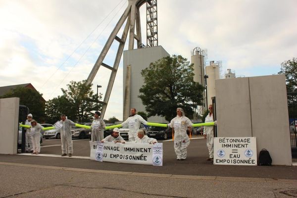 Sept militants ont bloqué, le 17 septembre dernier, l'accès à Stocamine à Wittelsheim dans le Haut-Rhin, ils protestent contre l'enfouissement imminent de 42.000 tonnes de déchets toxiques