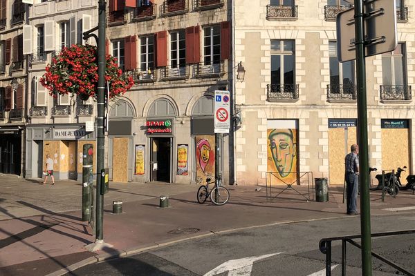 Les commerces du centre ville, près des quais de la Nive, fermés et barricadés samedi matin, 24 août 2019, par crainte de destructions lors des manifestations anti-G7.