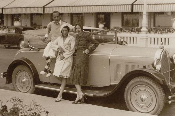 Jacsuqe Henri Lartigue à La Baule avec sa femme Bibi et Arlette Boucard, amie de la famille, devant l'hotel L'Hermitage