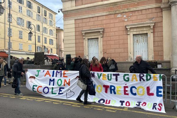 Les parents d'élèves et leurs enfants se sont rassemblés devant la mairie d'Ajaccio pour protester contre le projet de fermeture de l'école de castelluccio.