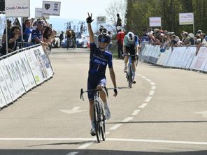 L'image est forte : au premier plan, Lenny Martinez et son signe "trois", comme le nombre de victoire de la Groupama-FDJ sur ce triptyque comtois. Derrière lui, le Bisontin Clément Berthet accuse le coup en voyant la gagne lui échapper.