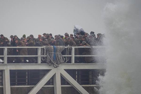 Tournage d'une scène de "Dunkirk" mardi sur la jetée Est de Malo.