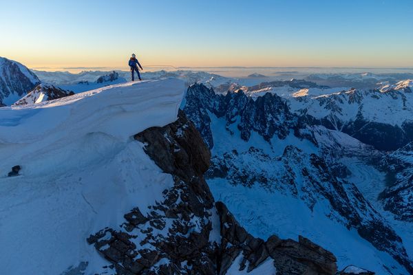 L'alpiniste Charles Dubouloz en haut des Grandes Jorasses, après la première ascension hivernale et en solo de la face nord.