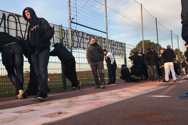 Des supporters du MHSC sont venus apporter leur soutien à l'entraîneur montpelliérain Frédéric Hantz dans le conflit qui l'oppose depuis plusieurs semaines au président du club de foot Louis Nicollin. 19/01/2017