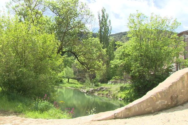 Le niveau de la rivière du Mas-de-Cours est au plus bas et la source est tarie, à cause du manque de pluie.