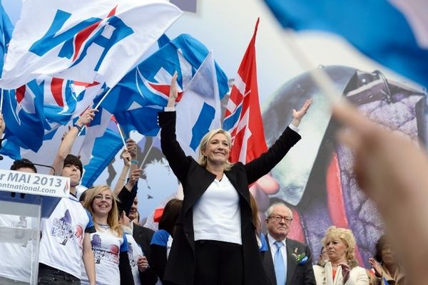 Marine Le Pen sur l'estrade de la place de l'Opéra, installée pour son discours du 1er mai.